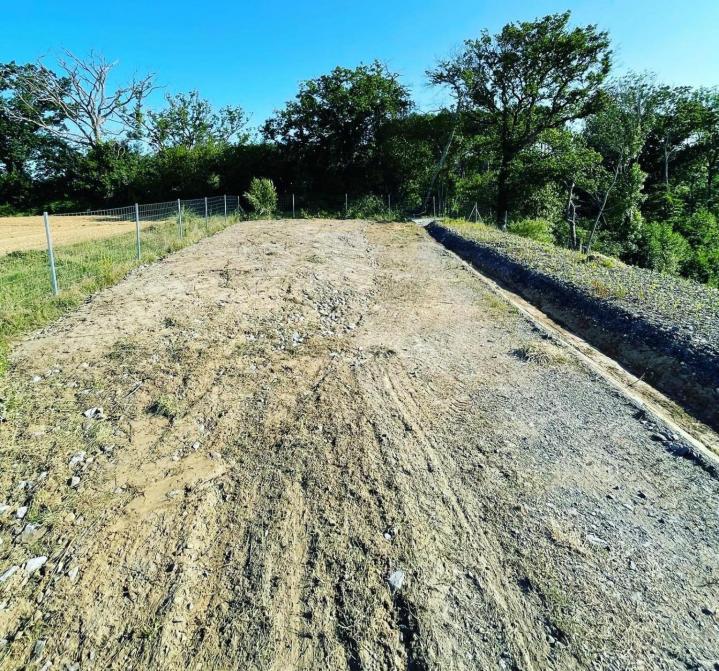 Nous aménageons des surfaces en enrobés esthétiques et résistants.